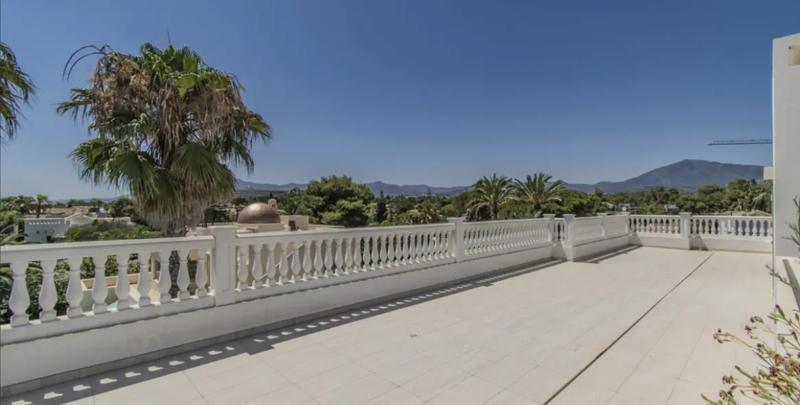 Sale of detached villa in Guadalmina Baja 48