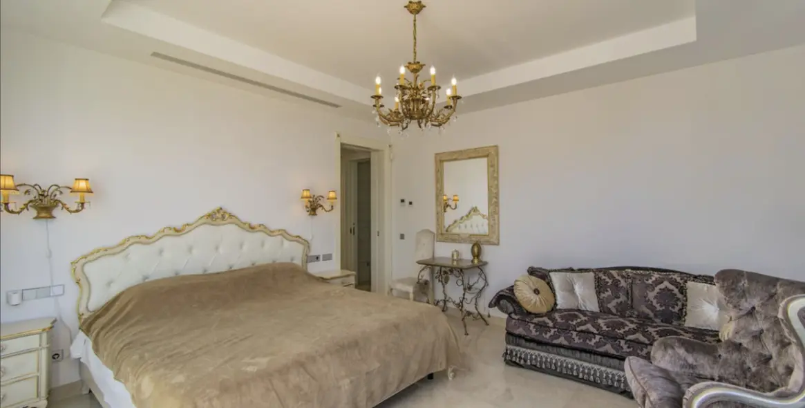 Sale of detached villa in Guadalmina Baja 50