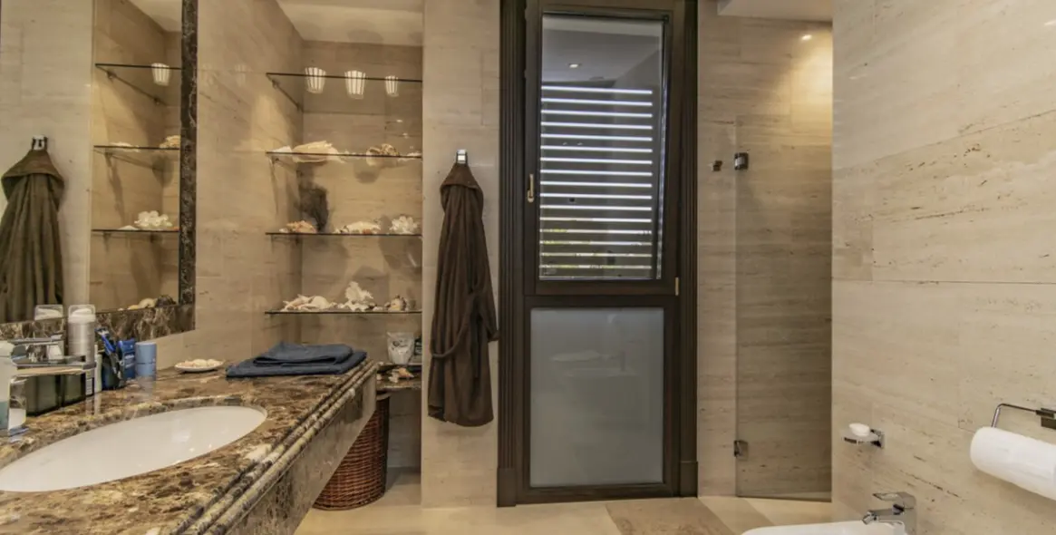 Sale of detached villa in Guadalmina Baja 51