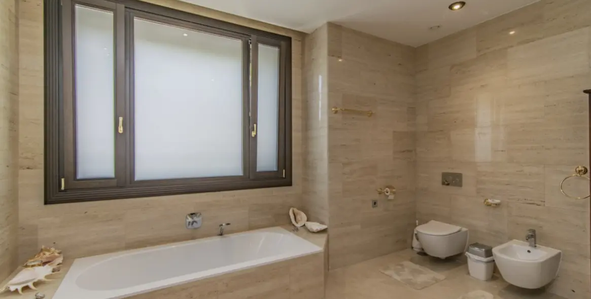 Sale of detached villa in Guadalmina Baja 52