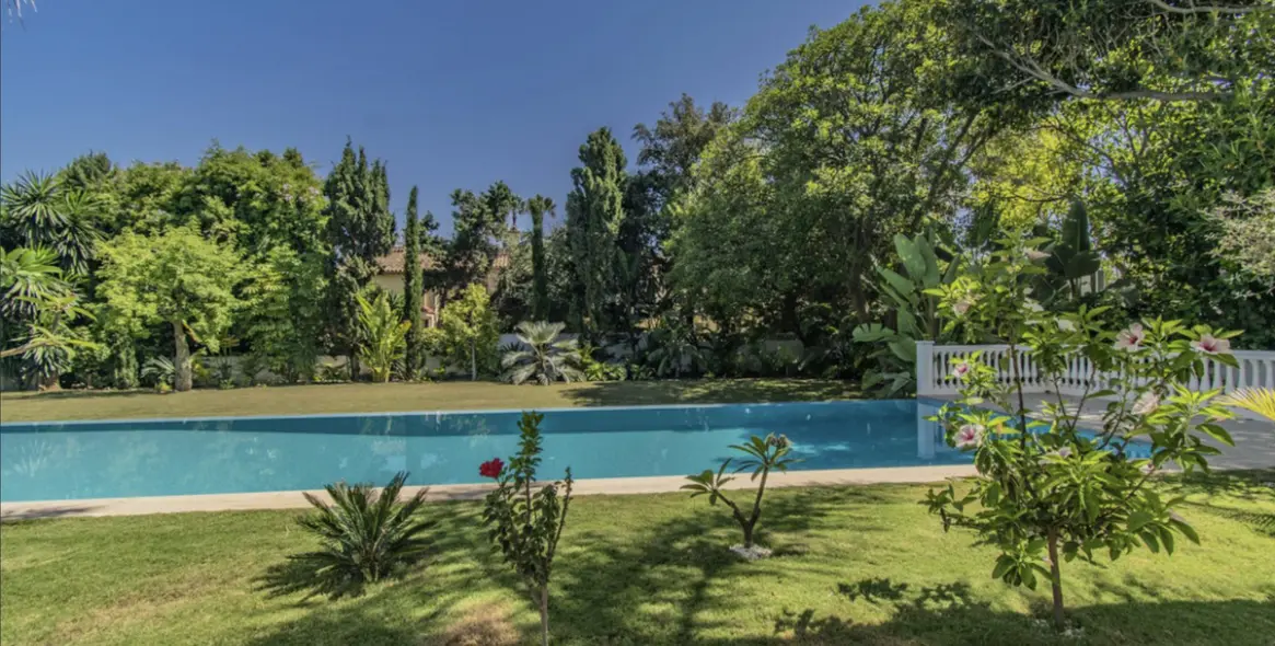 Sale of detached villa in Guadalmina Baja 54