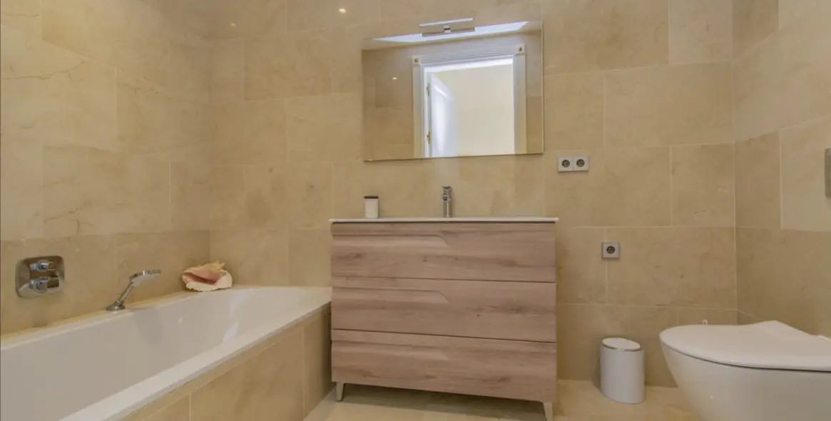 Sale of detached villa in Guadalmina Baja 58