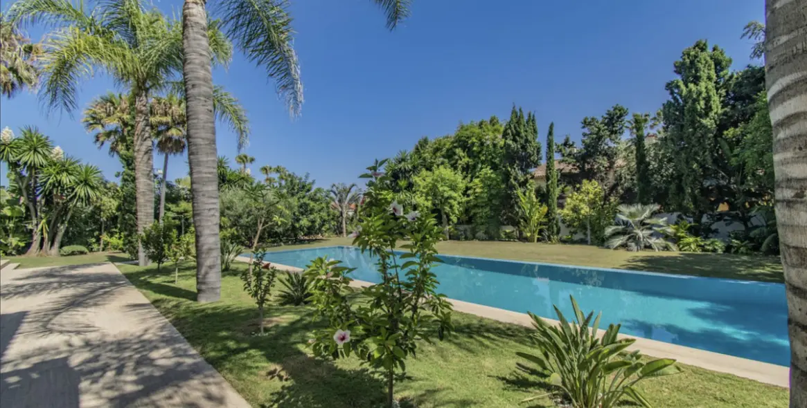 Sale of detached villa in Guadalmina Baja 59