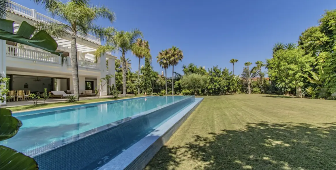 Sale of detached villa in Guadalmina Baja 60
