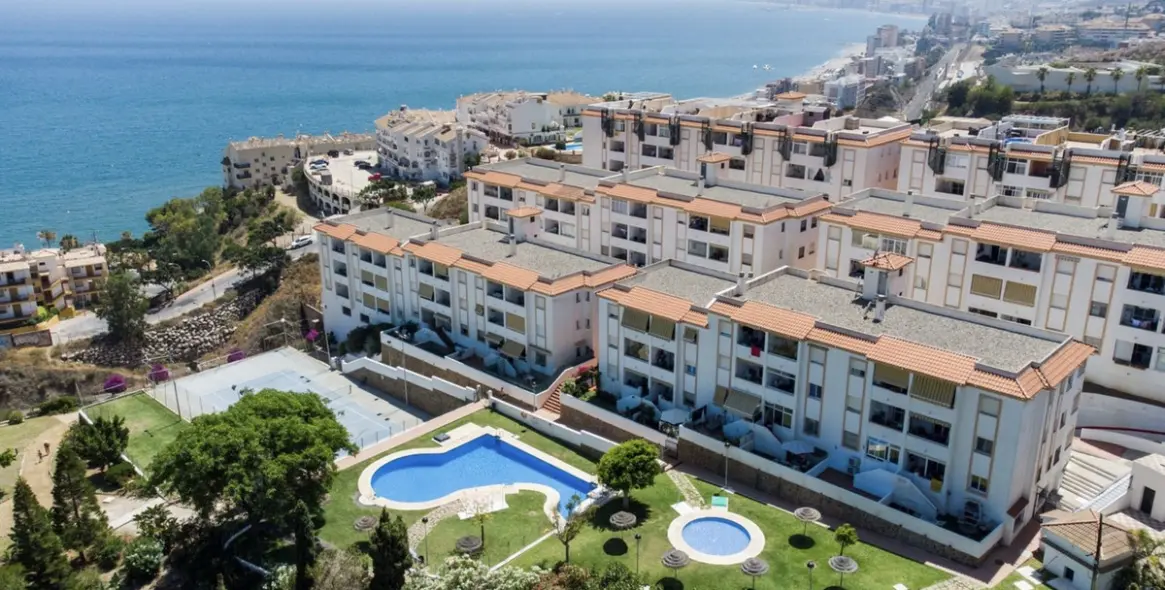 Sale of middle floor apartment in Benalmadena Costa 2