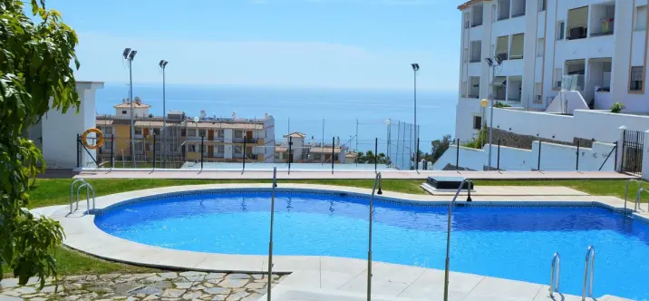 Sale of middle floor apartment in Carvajal 2