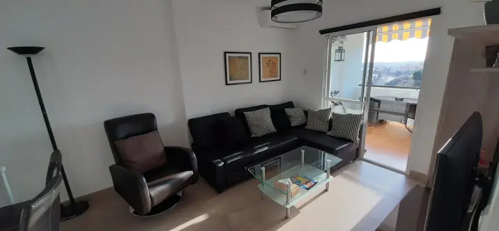 Sale of middle floor apartment in Carvajal 3