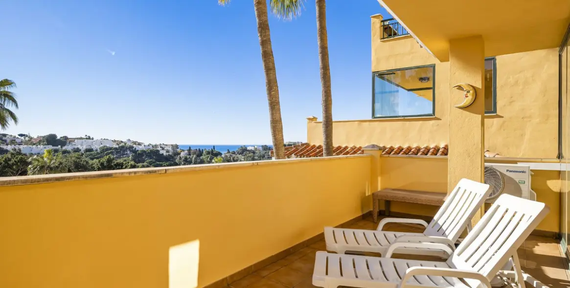 Sale of middle floor apartment in Torrequebrada 2