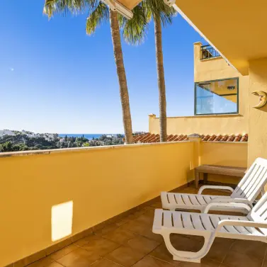 Sale of middle floor apartment in Torrequebrada