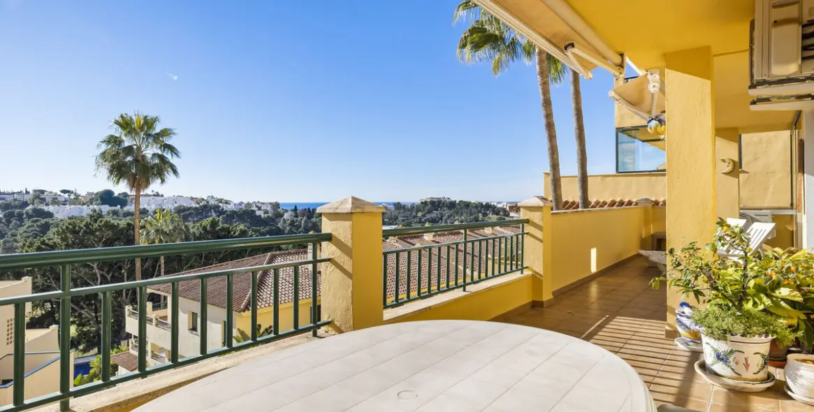 Sale of middle floor apartment in Torrequebrada 3