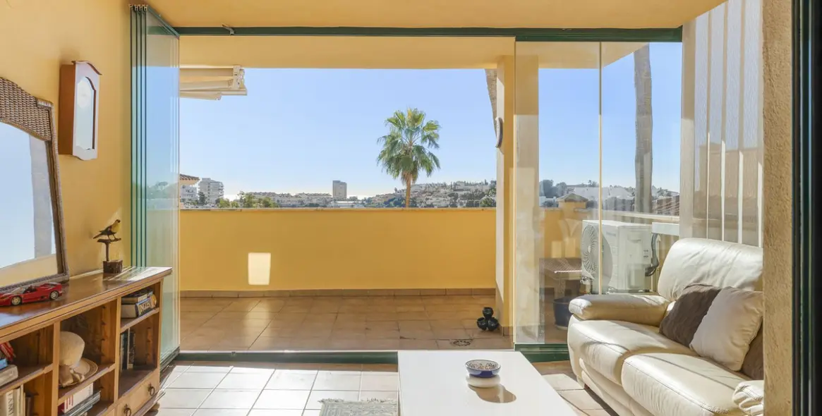 Sale of middle floor apartment in Torrequebrada 4