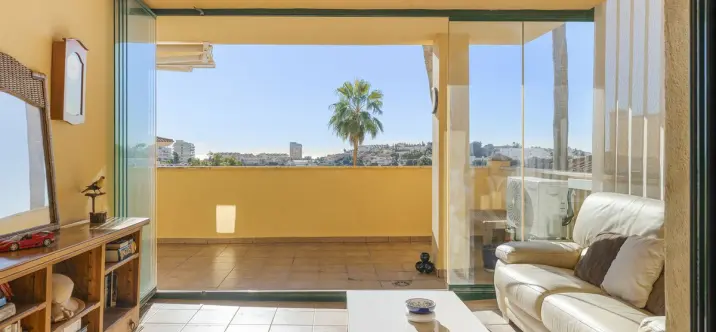 Sale of middle floor apartment in Torrequebrada 3
