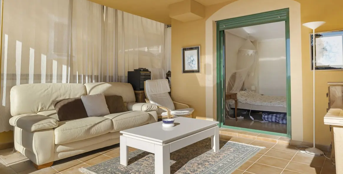 Sale of middle floor apartment in Torrequebrada 5