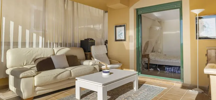 Sale of middle floor apartment in Torrequebrada 4