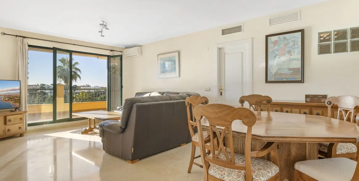 Sale of middle floor apartment in Torrequebrada 7