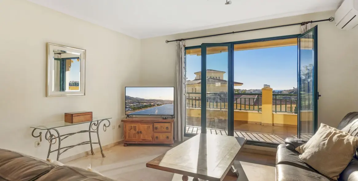 Sale of middle floor apartment in Torrequebrada 8