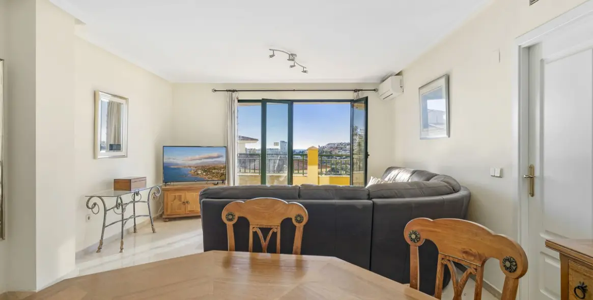 Sale of middle floor apartment in Torrequebrada 9