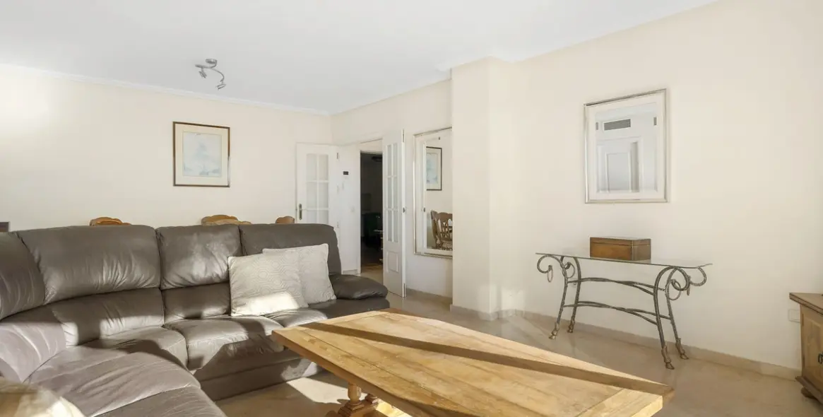 Sale of middle floor apartment in Torrequebrada 10