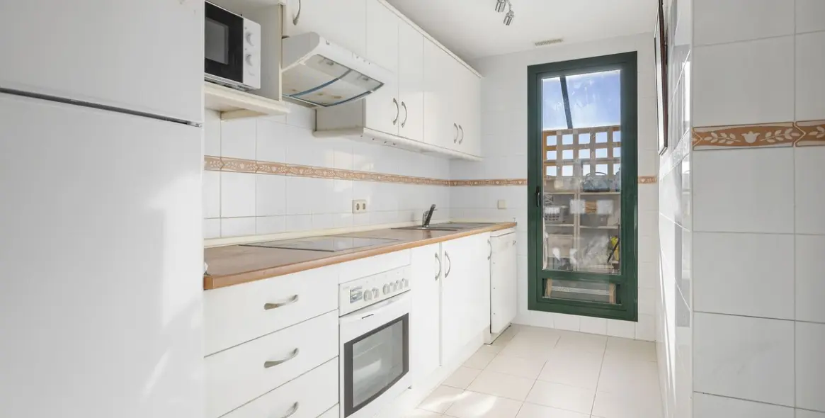 Sale of middle floor apartment in Torrequebrada 11