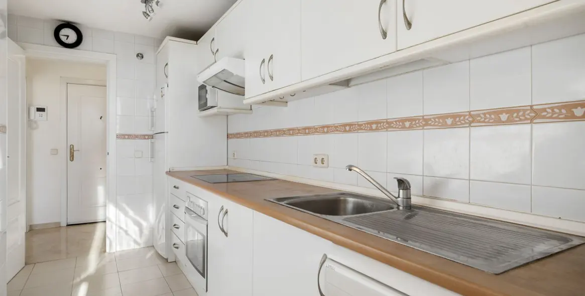 Sale of middle floor apartment in Torrequebrada 12