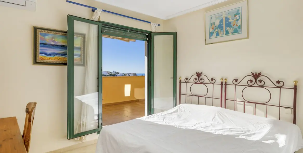 Sale of middle floor apartment in Torrequebrada 13