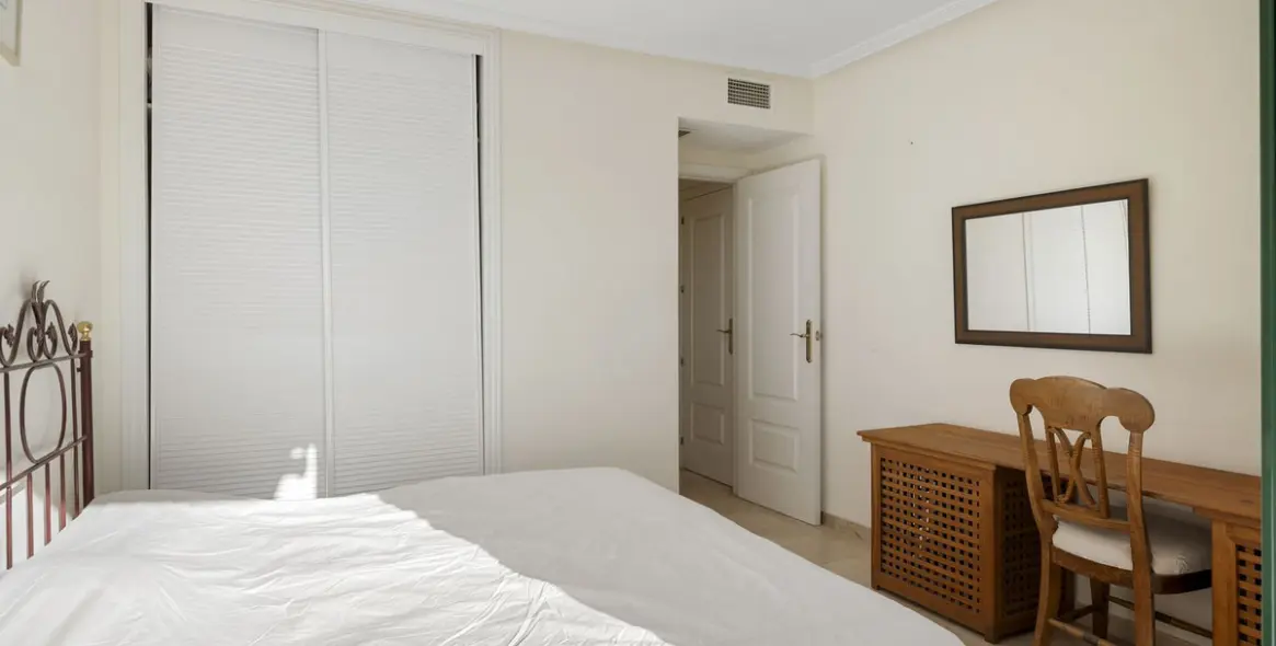 Sale of middle floor apartment in Torrequebrada 14