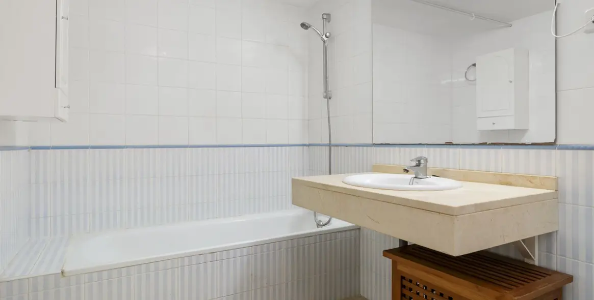 Sale of middle floor apartment in Torrequebrada 16