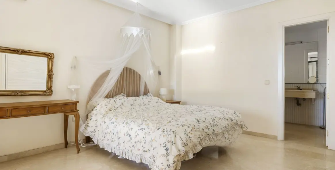 Sale of middle floor apartment in Torrequebrada 17