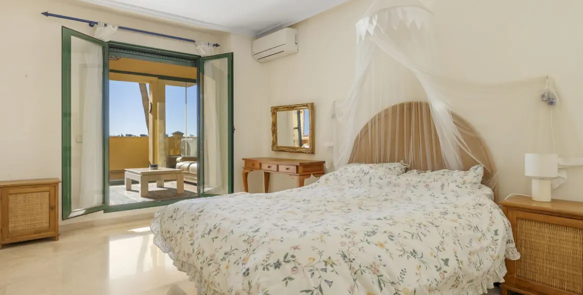 Sale of middle floor apartment in Torrequebrada 18