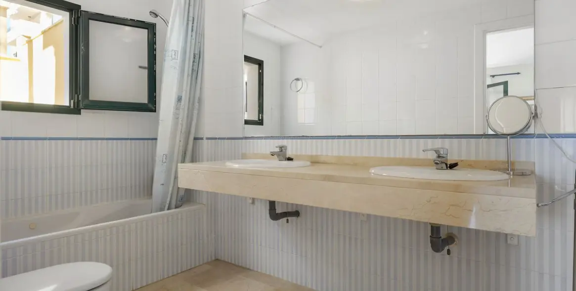 Sale of middle floor apartment in Torrequebrada 19