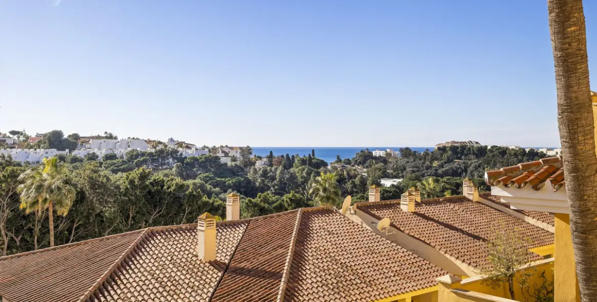 Sale of middle floor apartment in Torrequebrada 20