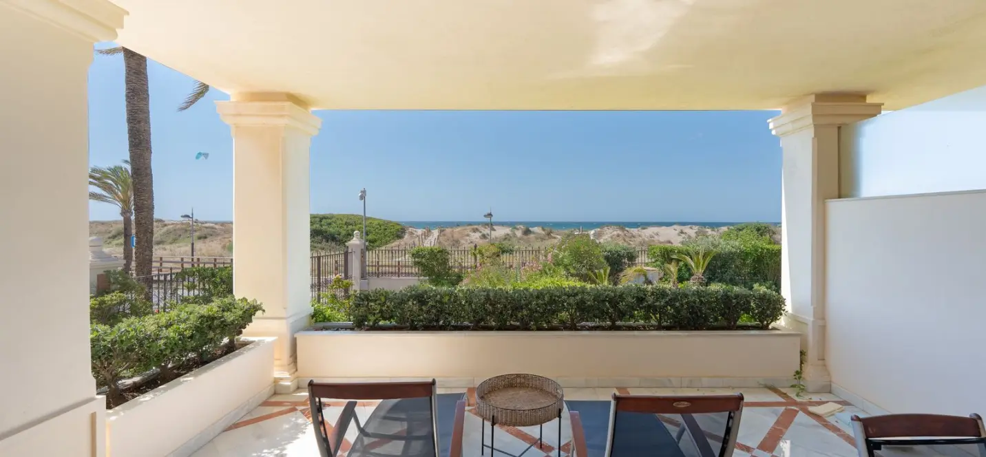 Alquiler a largo plazo de apartamento en planta baja en Los Monteros 0