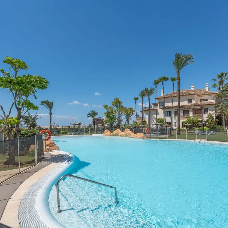 Alquiler a largo plazo de apartamento en planta baja en Los Monteros