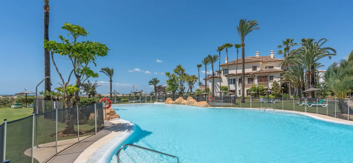 Alquiler a largo plazo de apartamento en planta baja en Los Monteros 1