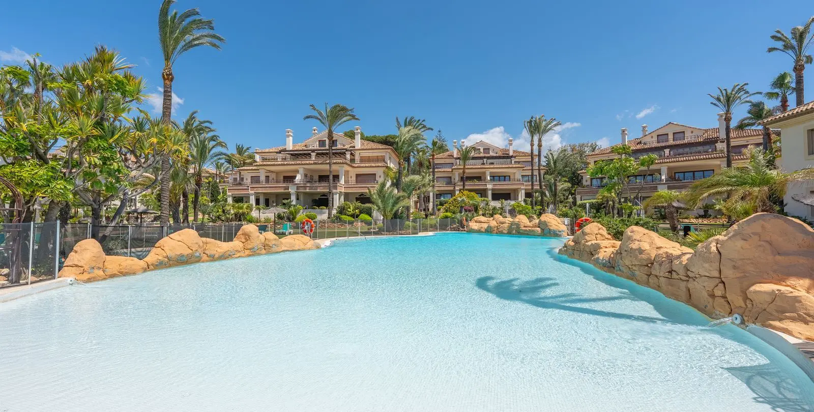 Alquiler a largo plazo de apartamento en planta baja en Los Monteros 15