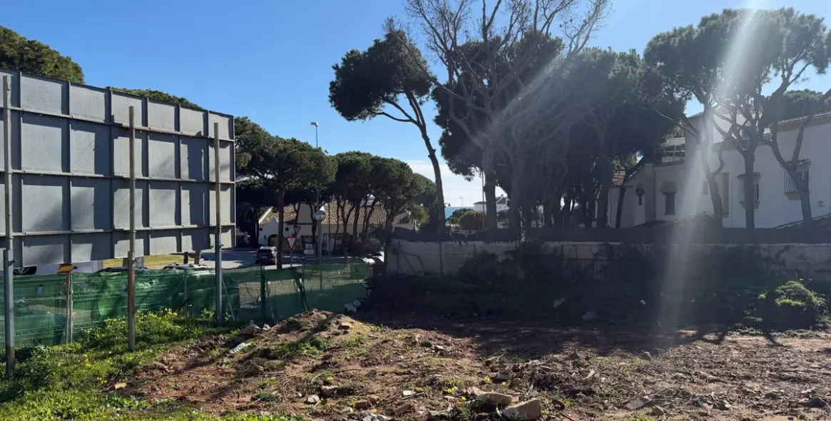 Sale of commercial plot in Calahonda 1