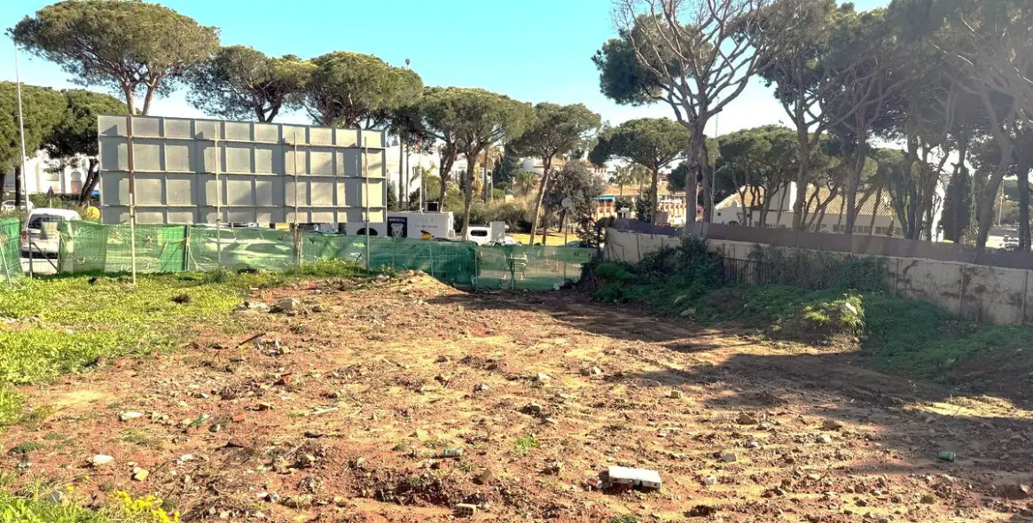 Sale of commercial plot in Calahonda 4