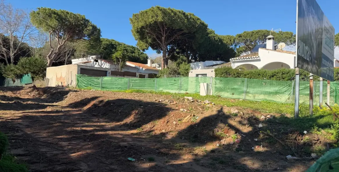 Sale of commercial plot in Calahonda 6