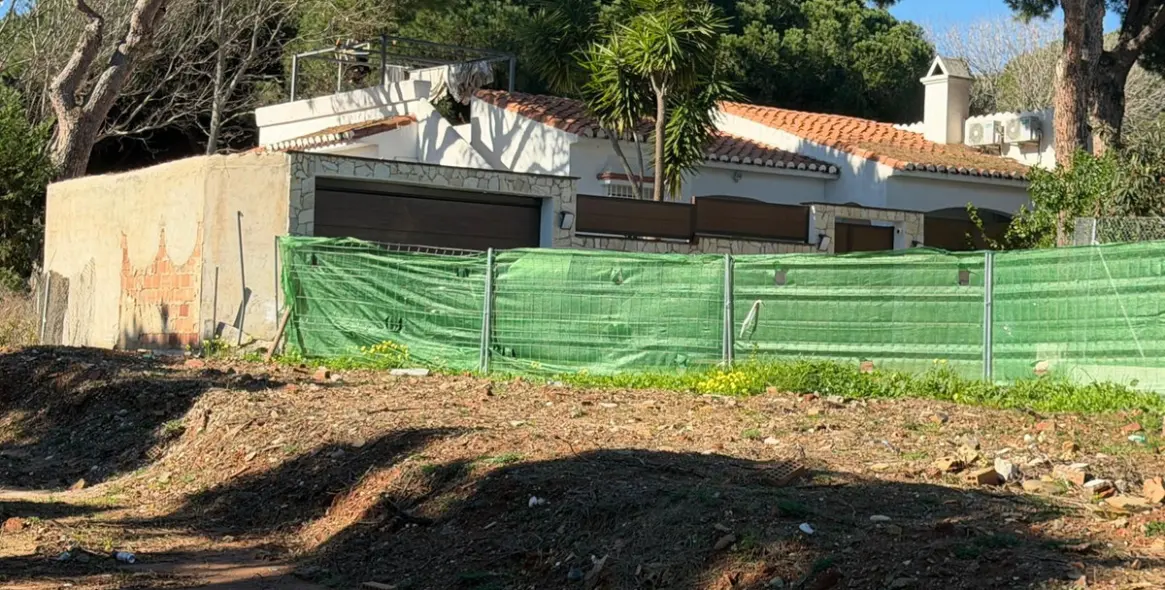 Sale of commercial plot in Calahonda 8