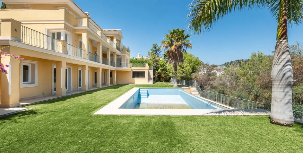 Продажа  отдельно стоящей виллы в Los Arqueros 12