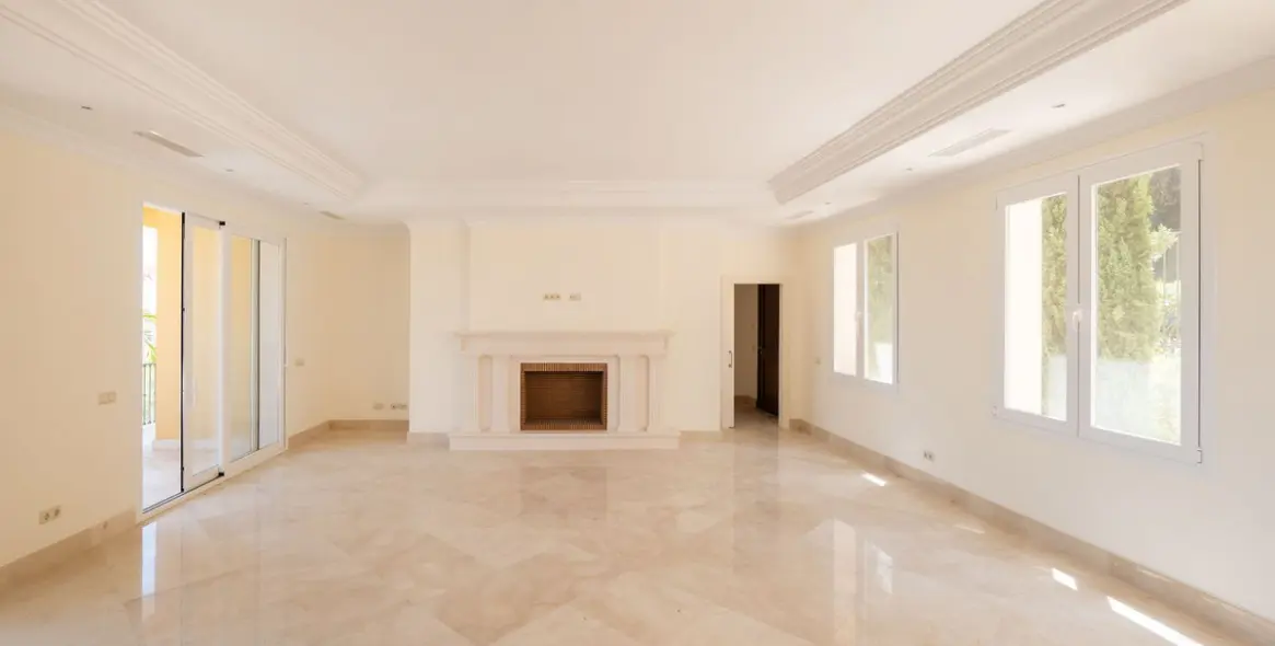 Продажа  отдельно стоящей виллы в Los Arqueros 14