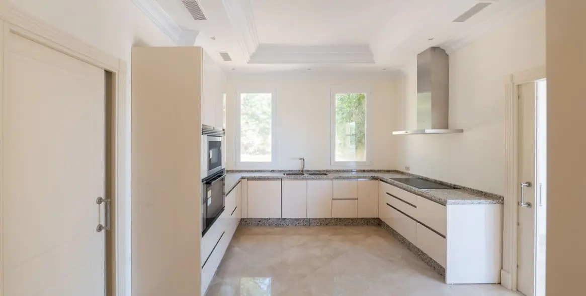 Sale of detached villa in Los Arqueros 21