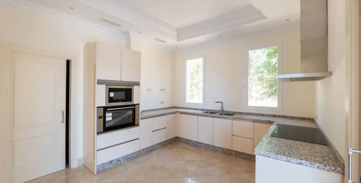 Sale of detached villa in Los Arqueros 22