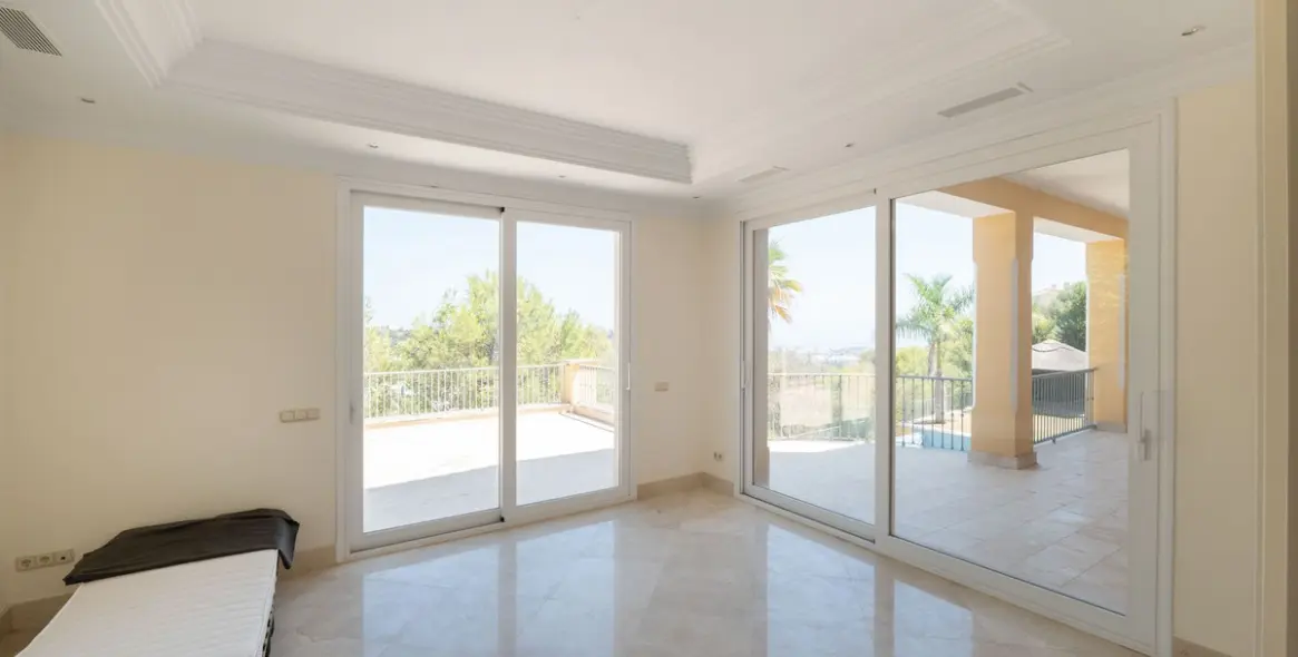 Sale of detached villa in Los Arqueros 23