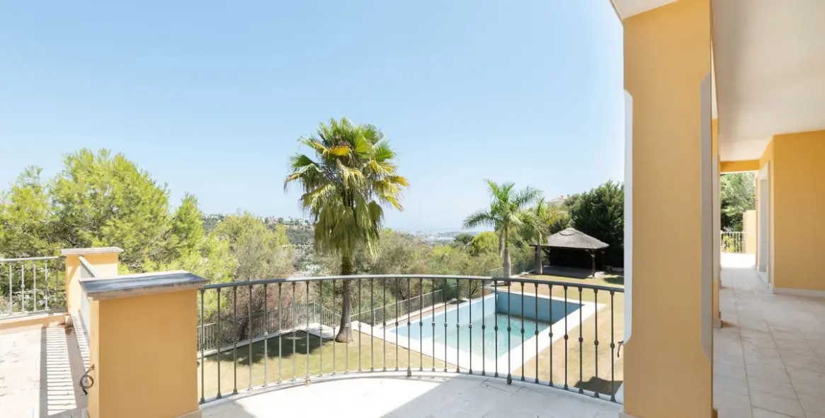 Sale of detached villa in Los Arqueros 24