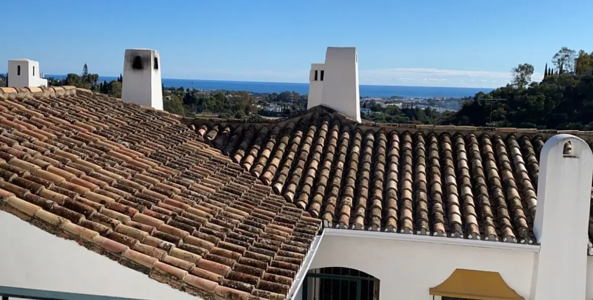Sale of middle floor apartment in Los Almendros 1