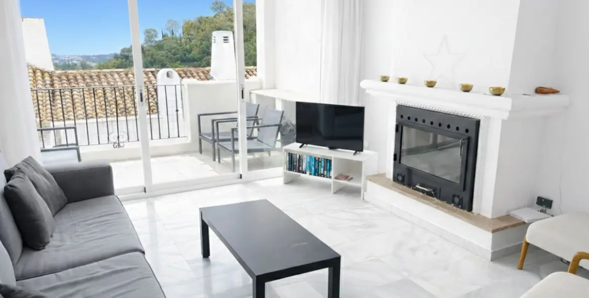 Sale of middle floor apartment in Los Almendros 2