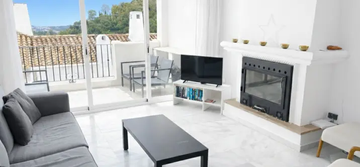 Sale of middle floor apartment in Los Almendros 1