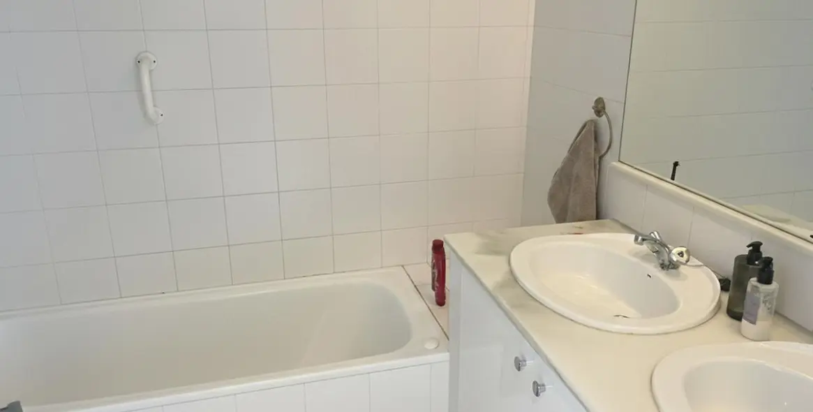 Sale of middle floor apartment in Los Almendros 9