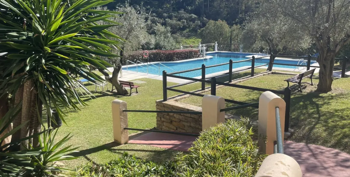 Sale of middle floor apartment in Los Almendros 20